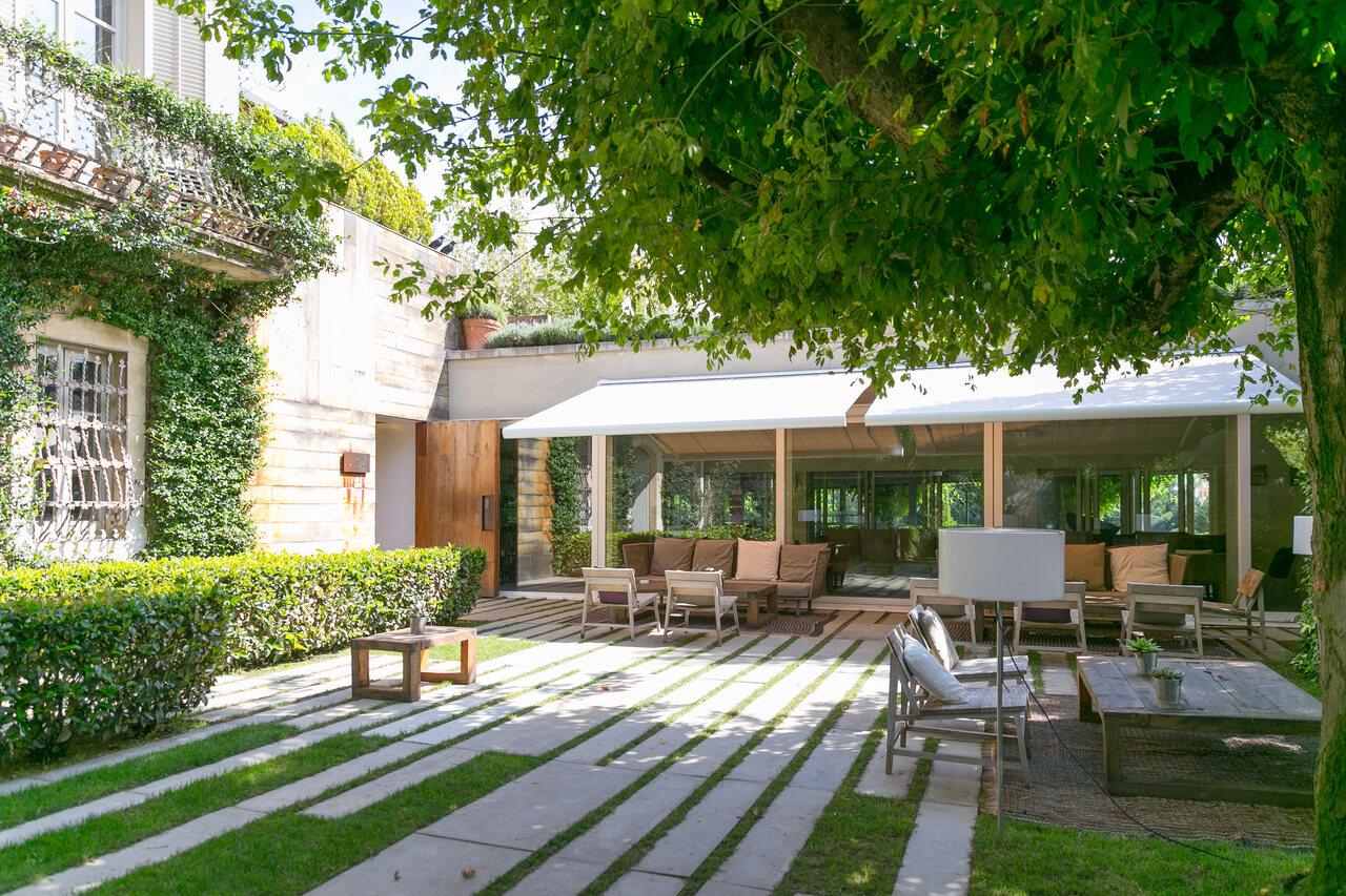 Leafy courtyard and glass dining room at El Celler de Can Roca in Girona